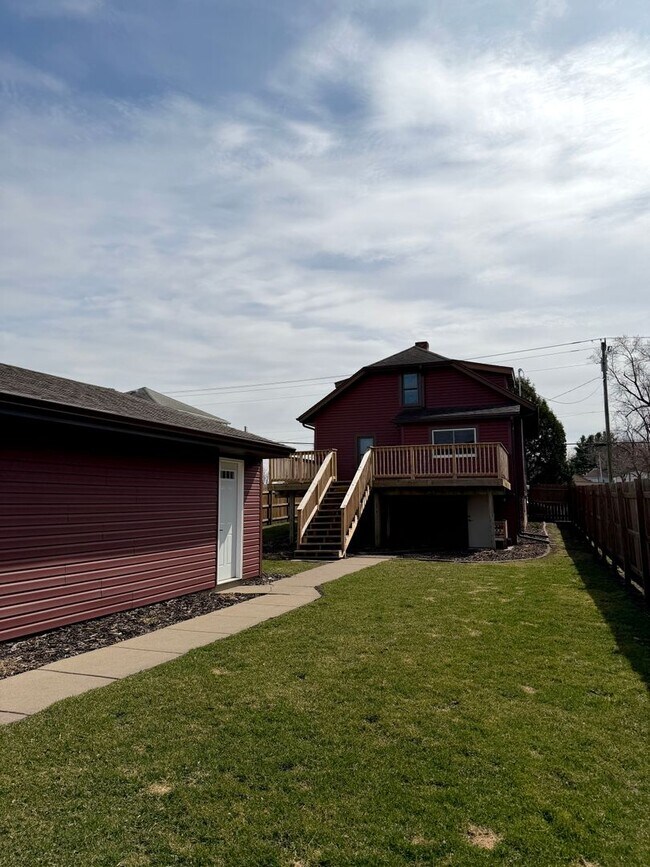 Building Photo - 3 Bed, 2 Bath Home with Garage