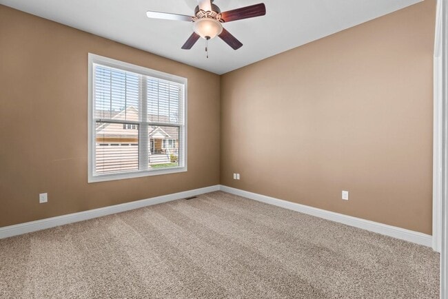 Building Photo - BEAUTIFUL Neighborhood Home!