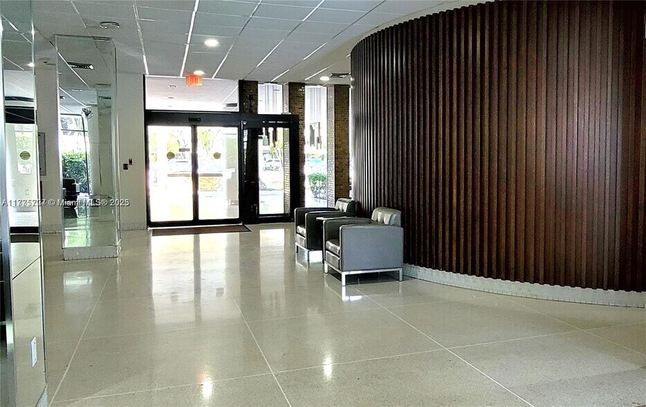 Building Photo - 20100 W Country Club Dr