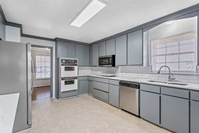 Building Photo - 9306 Forest Hills Blvd