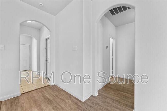 Building Photo - 113 Oriole Dr