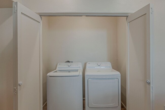 Building Photo - 1625 E 8th St