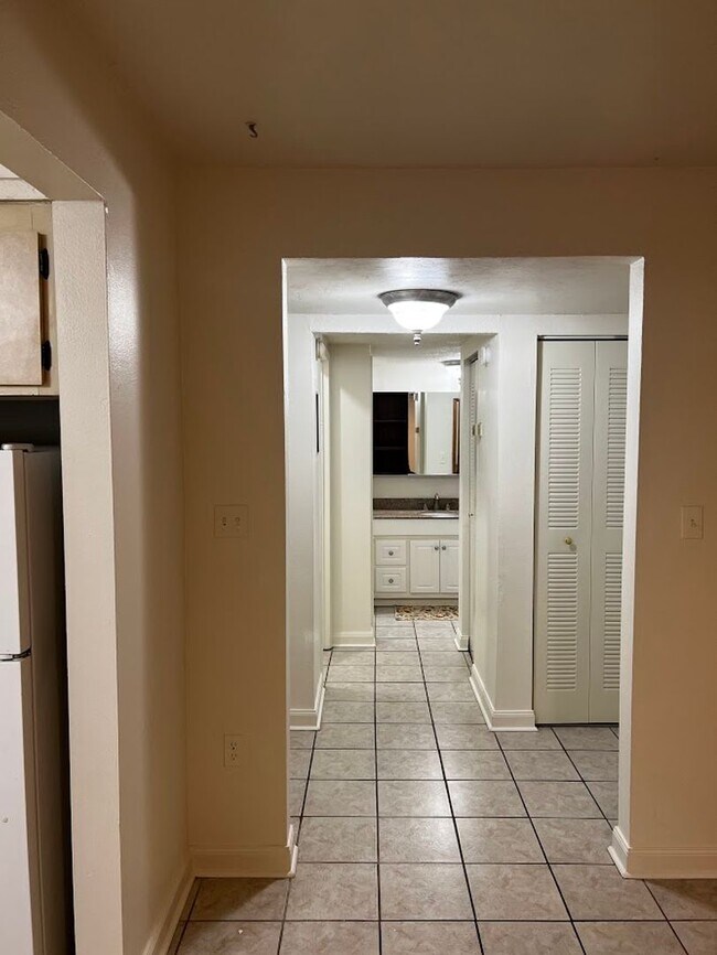 Building Photo - Location, location, location! 875 SF Unit-...