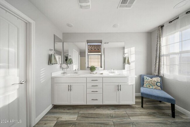 Building Photo - STUNNING 5 BEDROOM WITH LOFT & BONUS ROOM 3.5 BATH IN EASTMARK MESA COMMUNITY 2,655 SQ FT