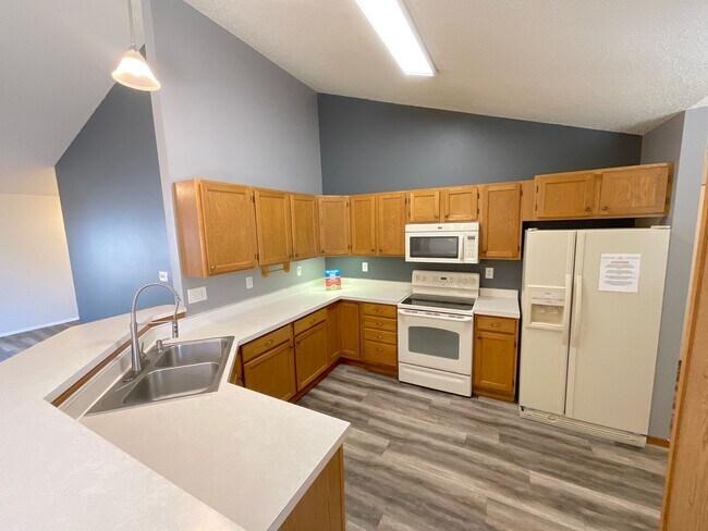 Building Photo - 4 Bedroom Home Available Near Research Pkwy & Scarborough Dr!