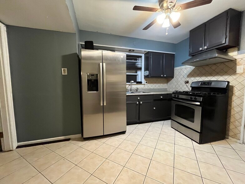Building Photo - 3622 W 79th Pl
