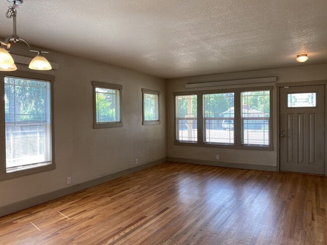 Building Photo - STUDENTS WELCOME! Charming 3 Bed 2 Bath Single Family Home in Old Town