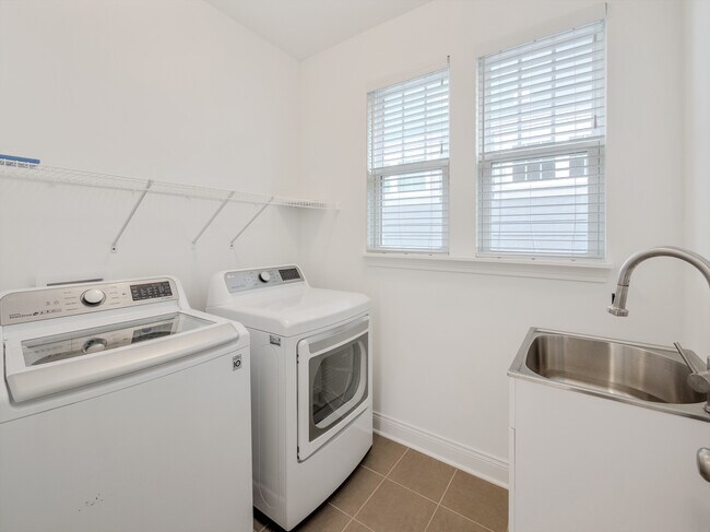 Building Photo - 14275 Larson Dr