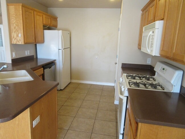 Building Photo - 3 bedroom -2 Bathroom -Twinhome in Lamplight