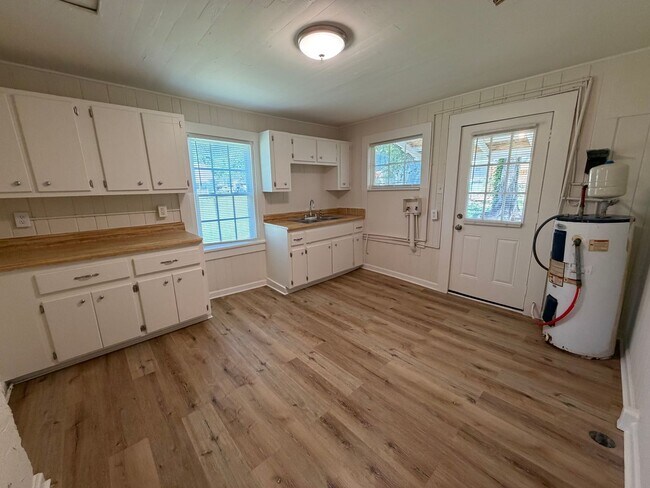 Building Photo - Renovated 1/1 House in East Rome- $995