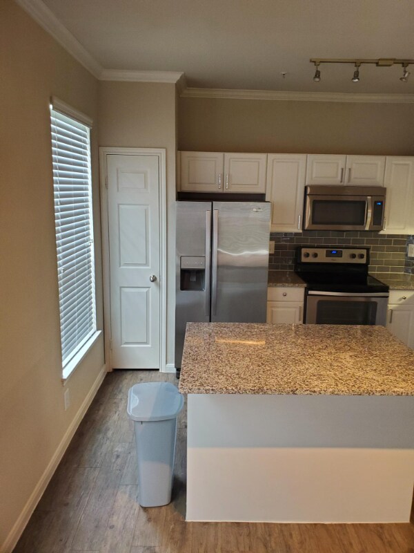 Building Photo - 906 Allen St