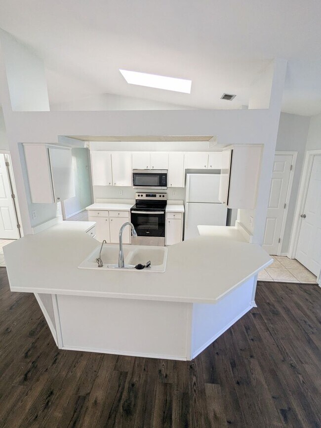 Building Photo - Welcome to Your Next Home in Port Orange!