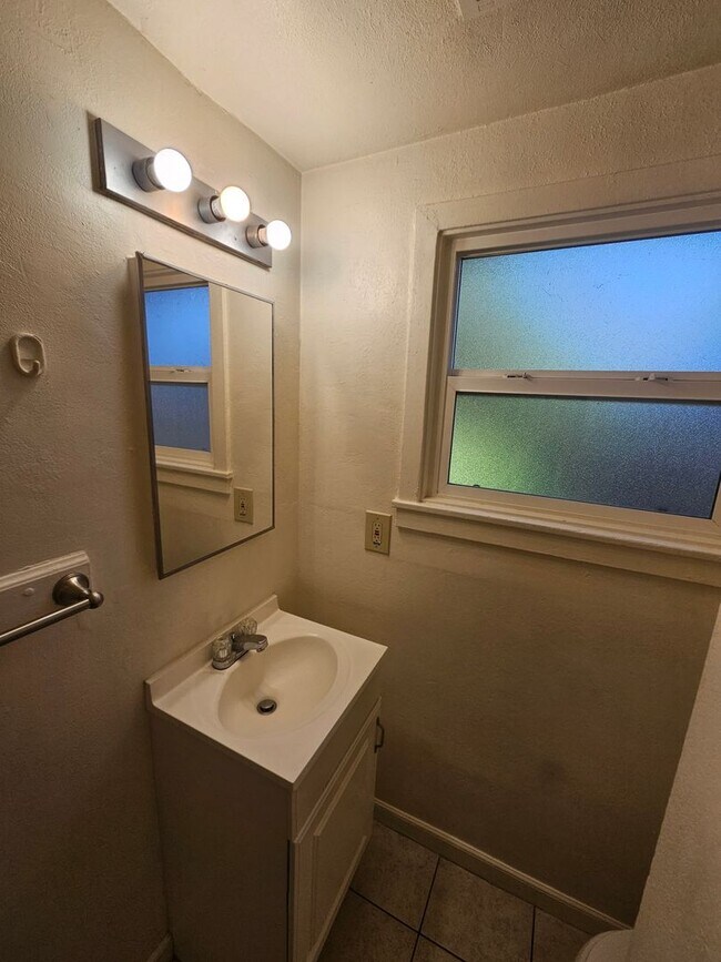 Building Photo - 2 Bedroom 1 Bath Upstairs Apartment in Chico!