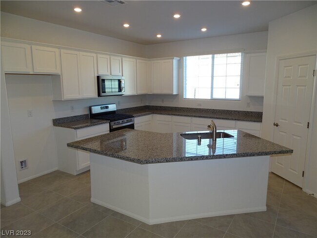Building Photo - 10589 Sariah Skye Ave