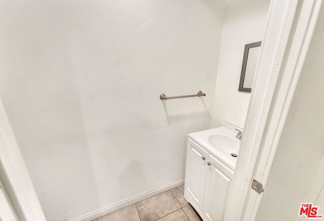 Building Photo - 10982 Roebling Ave