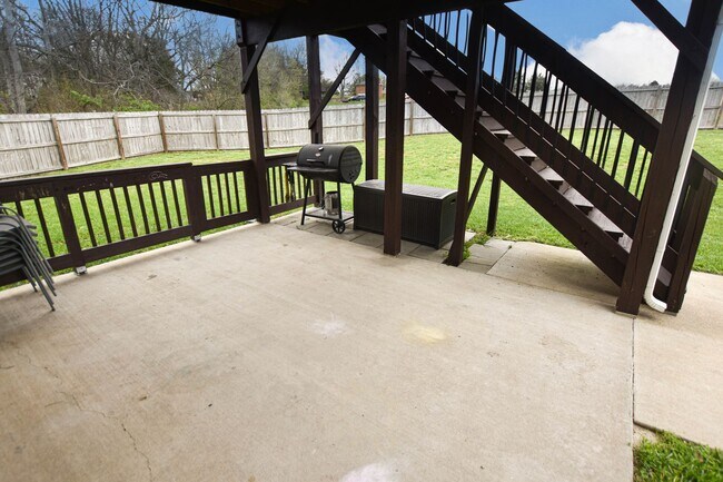 Building Photo - Pet Friendly Four Bedroom with Basement in...
