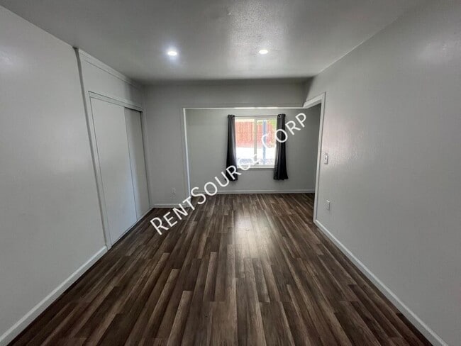 Building Photo - 222 E Virginia Way