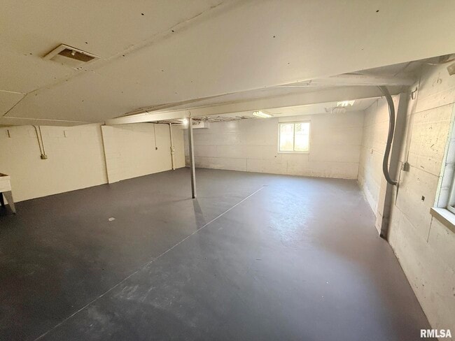 Building Photo - 6828 N Bobolink Rd