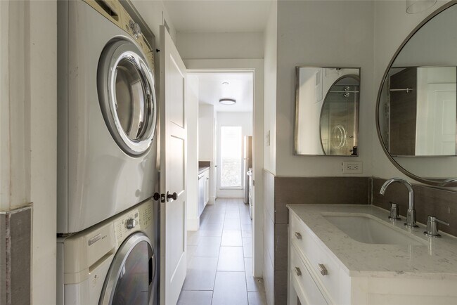 Building Photo - 10075 Westpark Dr