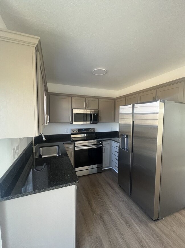 Building Photo - Beautiful newly Renovated 3 Bedroom / 2 bathroom house located in Joplin!