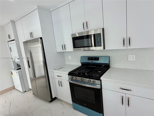 Building Photo - 8235 SW 62nd Pl