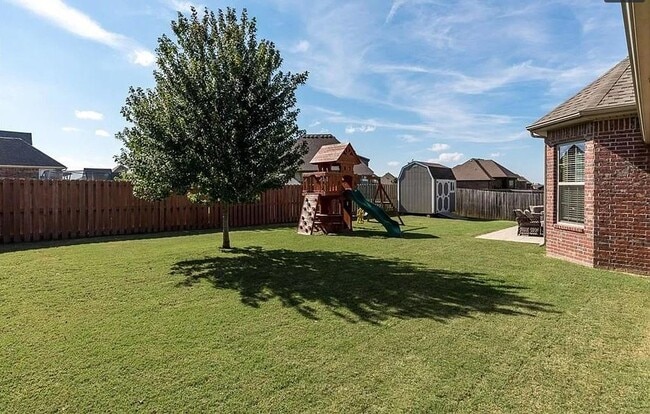 Building Photo - 3403 SW Crosswinds Blvd