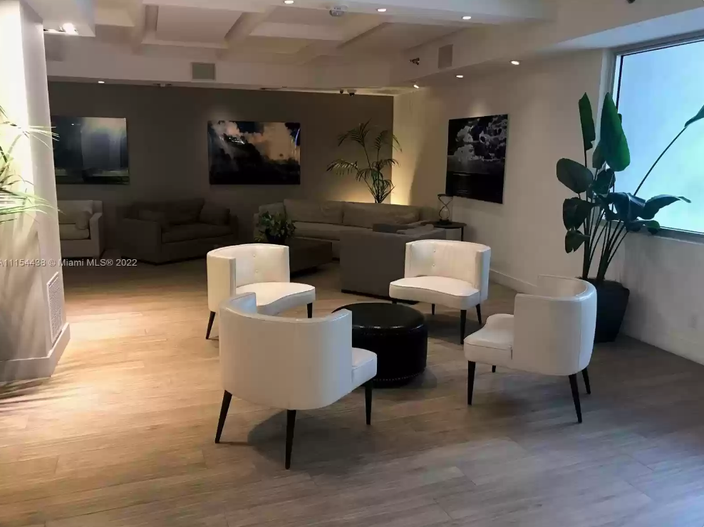 Lobby - 100 Lincoln Rd