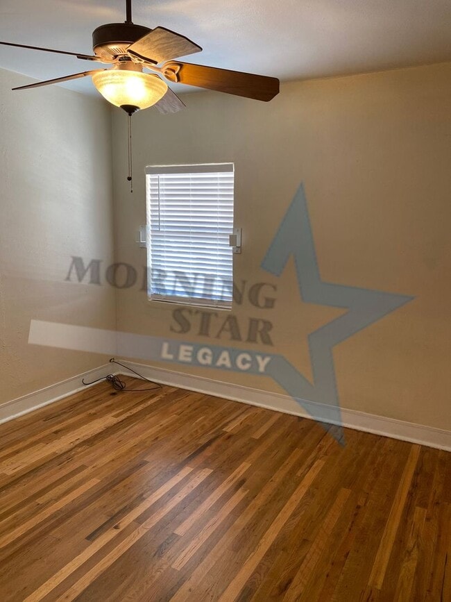 Building Photo - Updated 2 bedroom with refrigerated air!