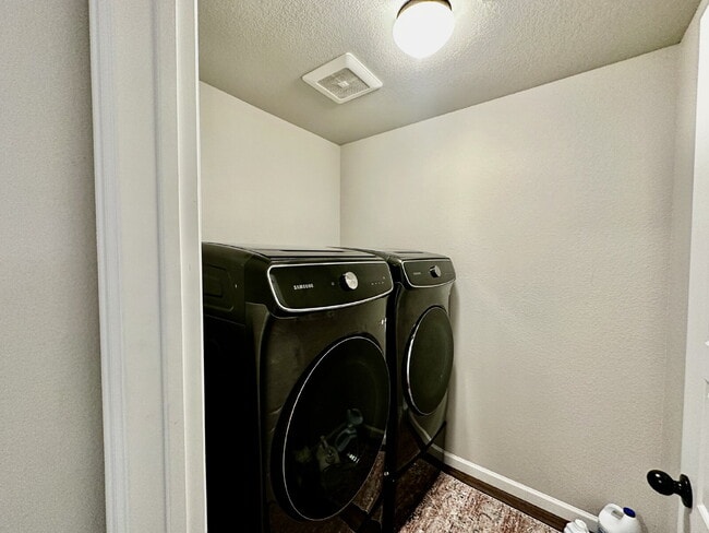 Building Photo - "Experience Spacious Living in Elizabeth!"