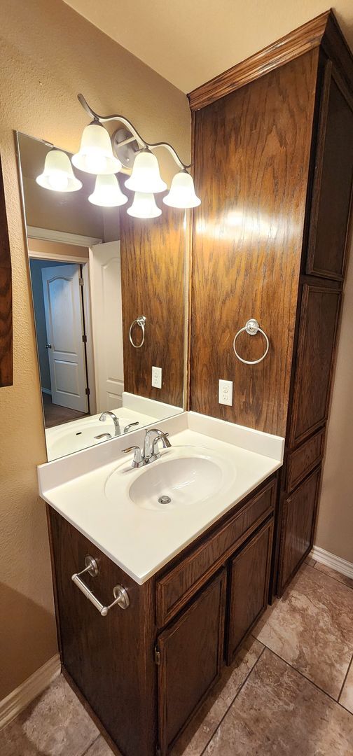Building Photo - Beautiful 2 bed/2 bath near Clear Creek