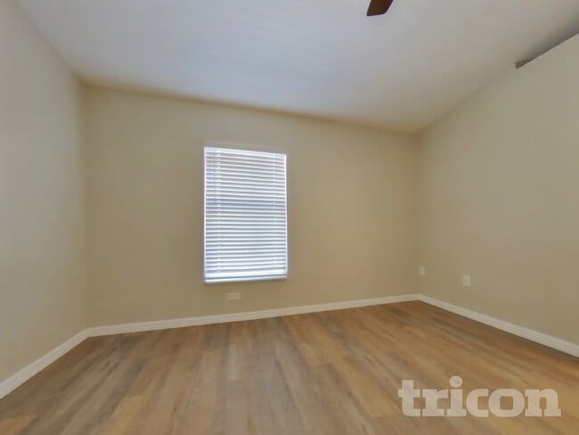 Building Photo - 864 Vanderbilt Dr