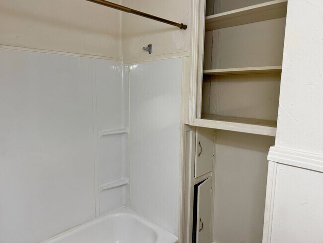 Building Photo - Charming 2 Bed, 1 Bath Home Close To MSU
