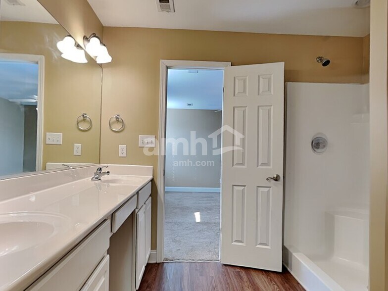 Building Photo - 7027 Legend Oaks Ln