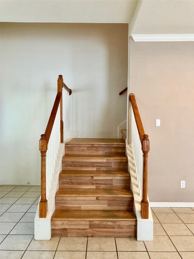 Building Photo - 2865 Westhollow Dr