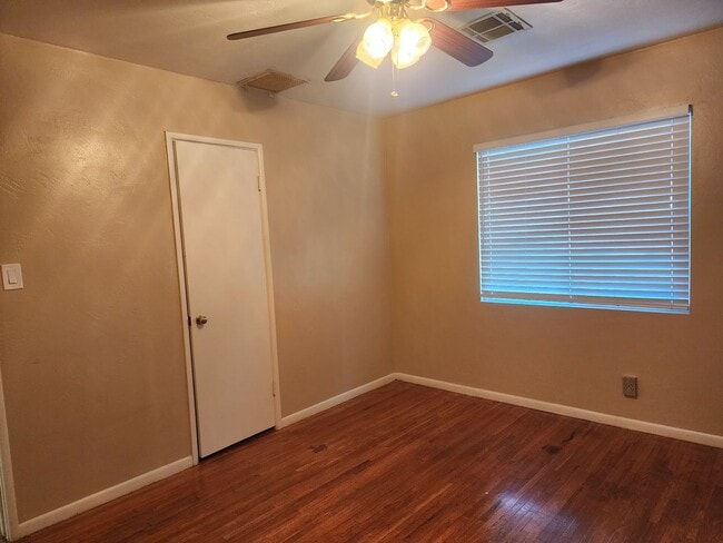 Building Photo - SW-Bakersfield 3 bedrooms 1 baths