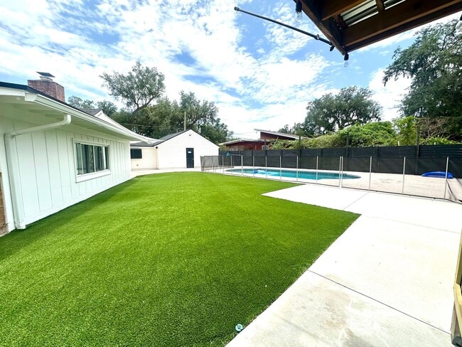 Building Photo - Mid Century Modern Gem!
