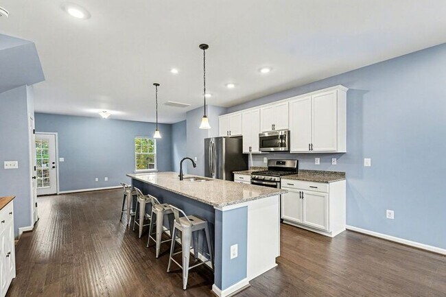 Building Photo - 2444 Drake Ln