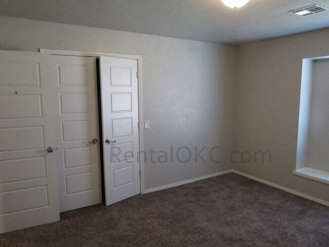 Building Photo - FANTASTIC - Corner Property, Open Plan, Gorgeous Kitchen - 3/2.5