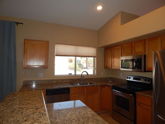 Building Photo - 3 Bedrooms 2 Bathrooms close to Sabino Canyon