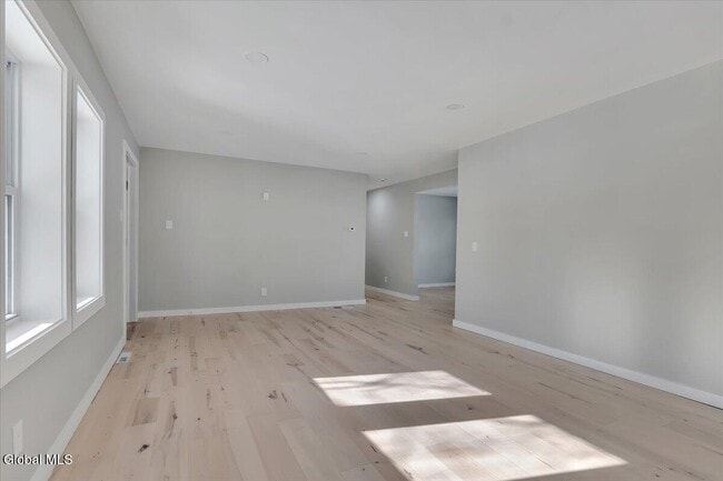 Building Photo - 257 W Circular St