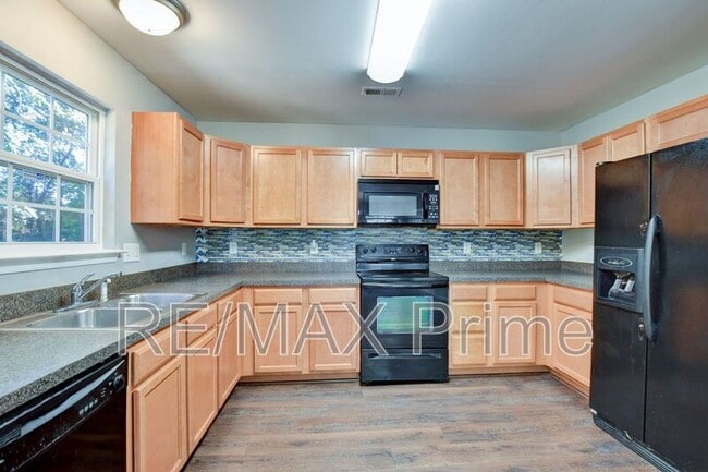 Building Photo - 960 Railroad Ave