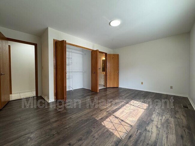Building Photo - 40250 Pinetree Dr