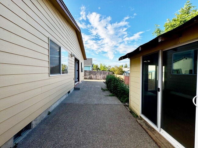 Building Photo - Spacious 3-4 Bedroom Home with Low Mainten...