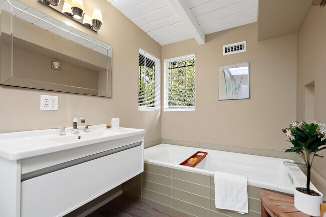 Building Photo - 261 Cordoba Way