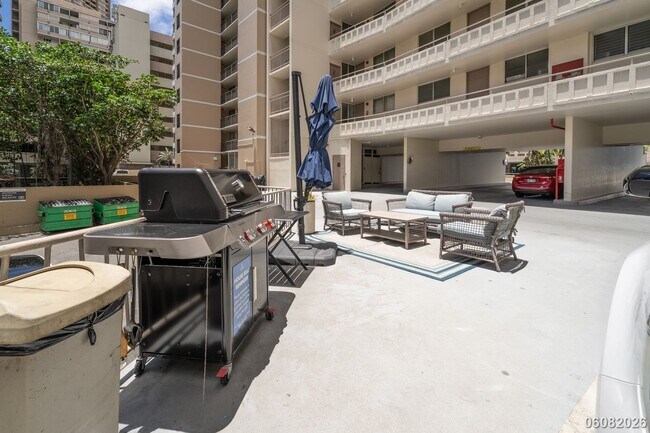 Building Photo - PRIME ALA MOANA/WAIKIKI LOCATION: 2BR/1.5BA Condo with Parking & In-Unit Washer/Dryer!