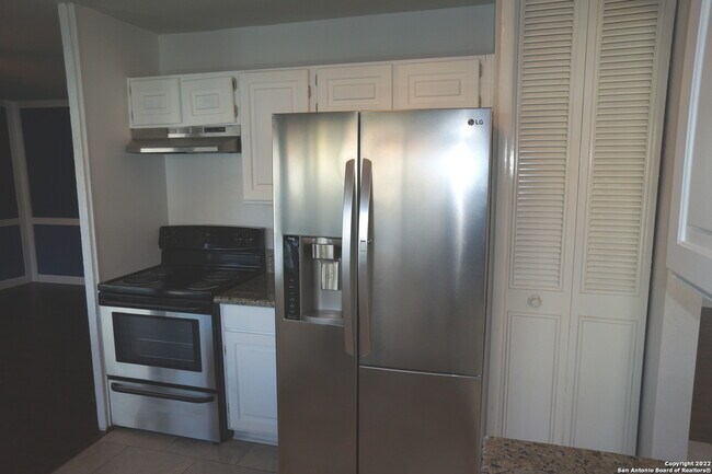 Building Photo - 6611 Woodford-