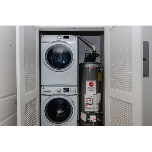 Building Photo - Gorgeous 2 bed/1 bath Recent Rehab!