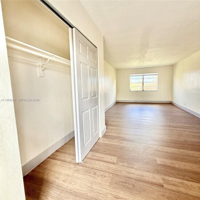 Building Photo - 1715 N 16th Ave