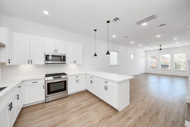 Building Photo - 4806 Cochran St