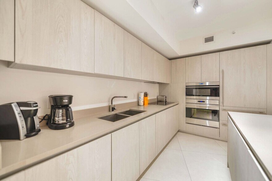 Building Photo - 4111 S Ocean Dr